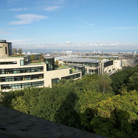 Central Calton Hill What A View Edinburgh Ruang foto